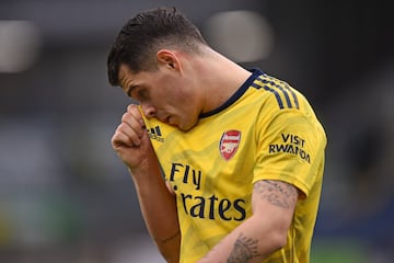 James Rodríguez abandonaría el Real Madrid en el Mercado de Verano. El colombiano es pretendido por clubes como Arsenal, Everton, Wolverhampton y Manchester United. Esta sería su competencia en la mitad de la cancha de estos equipos. 