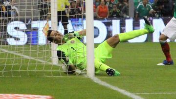 El arquero costarricense se ‘comió’ el segundo gol de México, anotado por Néstor Araujo. El error hizo recordar al que cometió ante el Betis hace unas semanas.