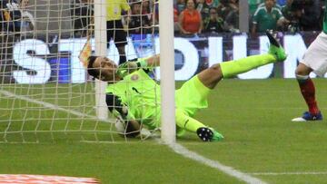 El arquero costarricense se &lsquo;comi&oacute;&rsquo; el segundo gol de M&eacute;xico, anotado por N&eacute;stor Araujo. El error hizo recordar al que cometi&oacute; ante el Betis hace unas semanas.