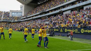 Álex celebra junto a la grada del Carranza su gol al Sporting.