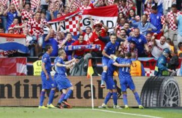 Los croatas celebran el 2-0 de Rakitic. 