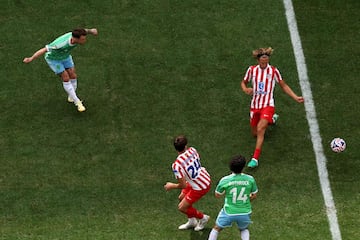 1-2. Bal¨®n colgado de la delantera de los Sounders que se queda muerto en el ¨¢rea rojiblanca. El esf¨¦rico le cae a Albert Rusn¨¢k que dispara seco y raso para superar a Jan Oblak.