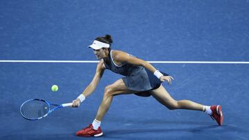 Garbi&ntilde;e Muguruza devuelve una bola durante el partido de cuartos de final del Tokio Pan Pacific Open ante la francesa Caroline Garcia.