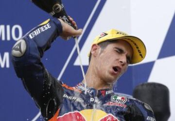 En el GP de Italia de Moto 3 en el año 2013 celebrando con champagne su victoria.