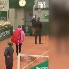 El momento en el que Azarenka abandona la pista y estalla contra Roland Garros