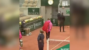 El momento en el que Azarenka abandona la pista y estalla contra Roland Garros