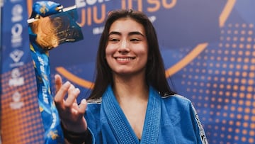 Alejandra Boixader posa con su medalla.