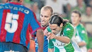 <b>UN GOL DE ORO. </b>Capi encara a Álvaro y chuta para lograr el tanto de la victoria bética.