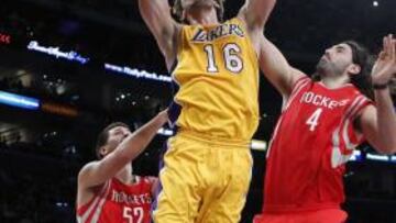 <b>PAU MÁS KOBE. </b>Tras pase de Kobe Bryant, Pau Gasol machaca ante Scola y vuela más alto que Kobe.