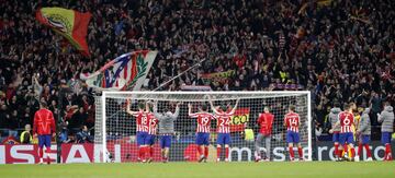 Jugadores y aficionados del AtlÃ©tico de Madrid tras finalizar el partido.