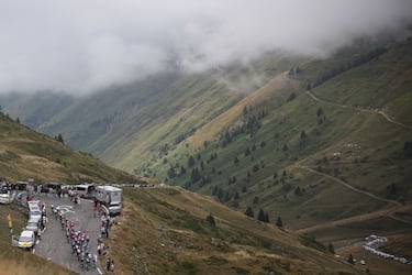 Un grupo de ciclistas pedalea en el ascenso al paso del Tourmalet. La niebla apareció en la mítica montaña pirenaica.