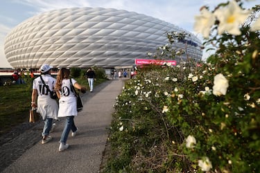 Aficionados del Real Madrid llegan al Allianz Arena. Un estadio donde no ven perder a su equipo desde 2012. 