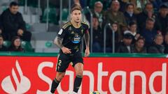 Hugo Mallo conduce el balón durante el partido contra el Elche.