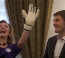 Casillas regaló sus guantes a la primera dama de Chile
