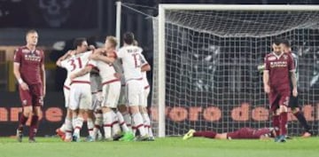 Carlos Bacca anota su cuarto gol con el Milan