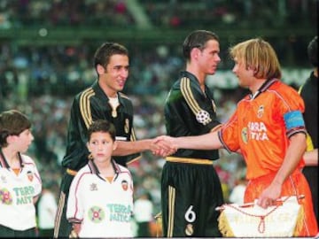 24/05/2000 París fue testigo de la conquista de la Octava Copa de Europa del Real Madrid. El saludo de Raúl y Mendieta, los dos líderes.