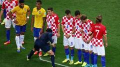 Imagen del &aacute;rbitro, en un partido del Mundial, se&ntilde;alando el lugar de la barrera con el espray.