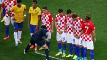 Imagen del &aacute;rbitro, en un partido del Mundial, se&ntilde;alando el lugar de la barrera con el espray.