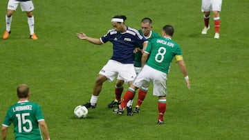 Ronaldinho fue una de las figuras del partido de leyendas en el Estadio Azteca.