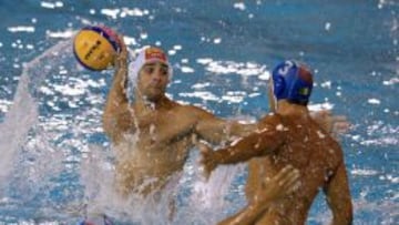 El español Marc Minguell intenta lanzar con la oposición del italiano Niccolo Gitto.