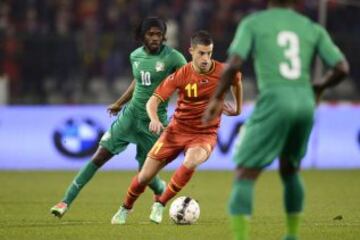 Gervinho de Costa de Marfil  y el belga Kevin Mirallas luchan por el balón durante un partido de fútbol amistoso  entre Bélgica y Costa de Marfil en el estadio Rey Balduino
