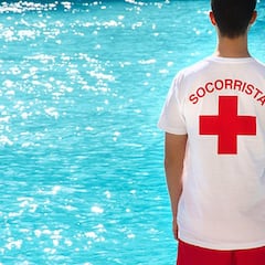 ¿Cuánto cobra un socorrista en España en 2024 y cuál es su salario según esté en playas o piscinas?
