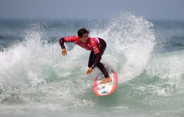 El mexicano Jhony Corzo se proclamó campeón del mundo de surf tras la final que le enfrentó al francés Joan Duru en Biarritz, en la costa suroeste francesa. En la final del Mundial-2017, Corzo se impuso con una puntuación de 14,50 por los 13,90 puntos del francés.
"Es un sueño que se convierte en realidad. Estoy muy orgulloso por esta medalla de oro para México", declaró el nativo de Puerto Escondido, que sucede en el palmarés al argentino Leandro Usuna, coronado en 2016.
(Información de AFP)