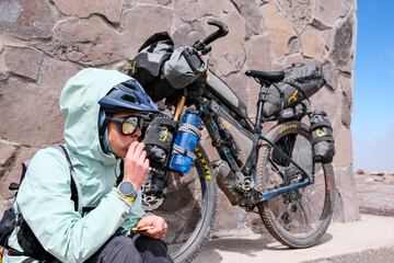 Sònia, mochila, una bicicleta y ganas de aventura.