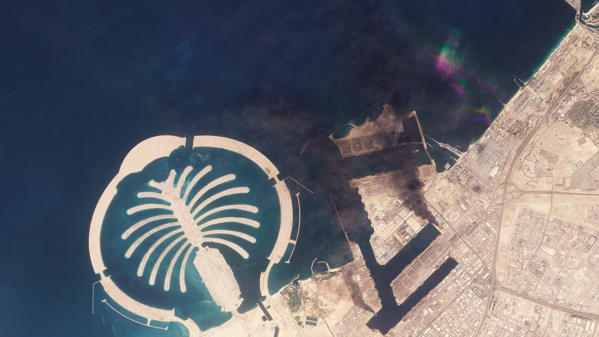 Imágenes satelitales revelan daños en la zona comercial de Dubái tras el ataque de Irán