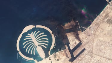 Imagen satelital del puerto de Jebel Ali, después de que uno de los atracaderos se incendiara debido a los restos de un misil interceptado, en Dubái, Emiratos Árabes Unidos.