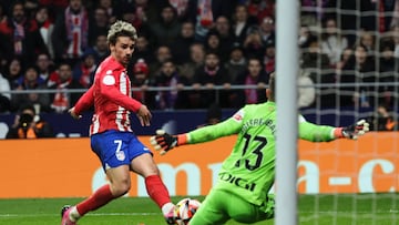 El delantero francés del Atlético de Madrid, Antoine Griezmann (i), intenta superar al guardameta del Athletic Club, Julen Agirrezabala, durante el encuentro correspondiente a la ida de las semifinales de la Copa del Rey.
