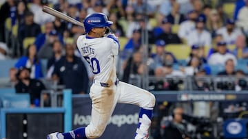 Los Angeles (United States), 13/10/2024.- Los Angeles Dodgers right fielder Mookie Betts hits a three RBI double against the New York Mets during the eighth inning of the Major League Baseball (MLB) National League Championship Series playoff game one between the New York Mets and the Los Angeles Dodgers in Los Angeles, California, 13 October 2024. The League Championship Series is the best-of-seven games. The winner of the National League Championship Series will face the winner of the American League Championship Series to advance to the World Series. (Liga de Campeones, Nueva York) EFE/EPA/ALLISON DINNER