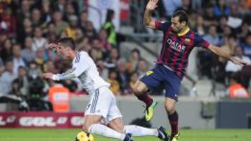 Mascherano derriba a Cristiano dentro del área.