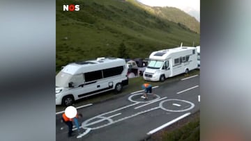 Arrasa en Twitter: as¨ª se borran los penes pintados en el Tour