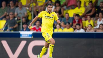 VILLARREAL, SPAIN - AUGUST 13: Santiago Comesaña of Villareal FC run with the ball during the LaLiga EA Sports match between Villarreal CF and Real Betis at Estadio de la Ceramica on August 13, 2023 in Villarreal, Spain. (Photo by Aitor Alcalde Colomer/Getty Images)