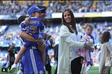 Azpilicueta es padre de dos niñas con Adriana. Martina es la mayor y Carlota es su hija pequeña.