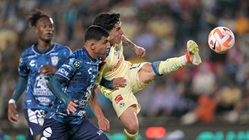 TOPSHOT - America's US midfielder Alejandro Zendejas (R) and Pachuca's midfielder Bryan Gonzalez fight for the ball during the Concacaf Champions Cup semi-final second leg football match between Mexico's Pachuca and America at the Hidalgo stadium in Pachuca, Mexico, on April 30, 2024. (Photo by YURI CORTEZ / AFP)