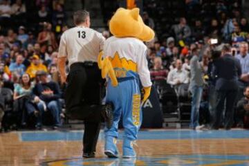 Monty McCutchen golpea con el talón a Rocky, la mascota de los Denver Nuggets.