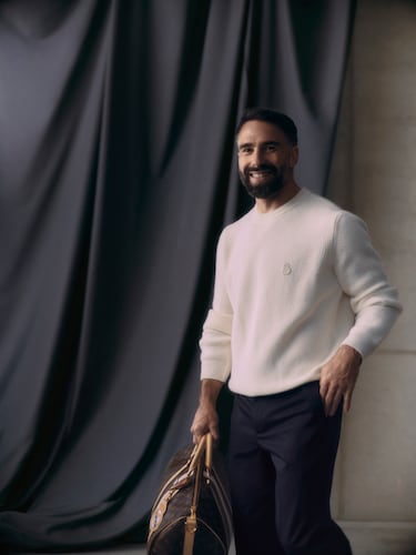 Dani Carvajal posa con el nuevo traje de viaje. 