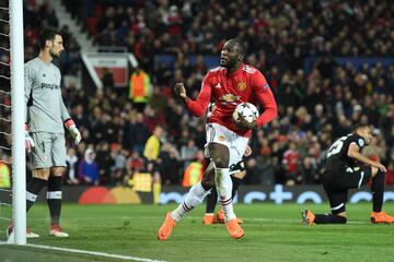 1-2. Romelu Lukaku celebró el primer gol de los diablos rojos.