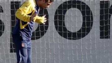 <b>ENTRE ARGENTINOS. </b>Osvaldo charla con Pochettino durante un entrenamiento, en Sant Adrià.