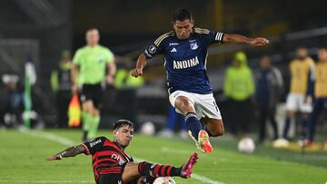 Flamengo's Chilean midfielder Erick Pulgar (L) and Millonarios' midfielder David Silva fight for the ball during the Copa Libertadores group stage first leg football match between Colombia's Millonarios and Brazil's Flamengo at the Nemesio Camacho "El Campin" stadium in Bogota on April 2, 2024. (Photo by RAUL ARBOLEDA / AFP)