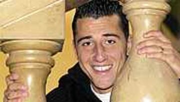 FRENÓ A VÍCTOR. Mario jugó el domingo con la orden de perseguir a Víctor por todo el campo.