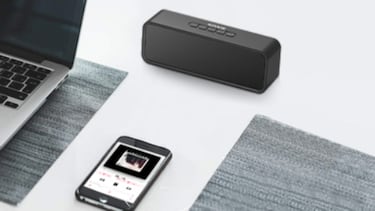 Este altavoz port¨¢til con bluetooth asegura una autonom¨ªa de hasta 12 horas y cuesta menos de 20 euros