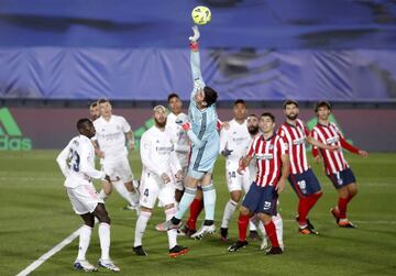 Courtois desbarata una ocasi&oacute;n del Atl&eacute;tico de Madrid en el derbi.