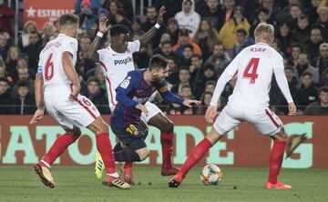 Jugada del penalti de Quincy Promes a Leo Messi.