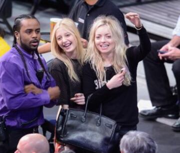 Vanessa DuBasso (izquierda) y Francesca Eastwood en el Staples, para presenciar el Lakers-Nets. 