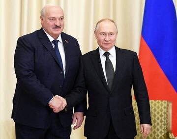 FILE PHOTO: Russian President Vladimir Putin shakes hands with Belarusian President Alexander Lukashenko during a meeting at the Novo-Ogaryovo state residence outside Moscow, Russia February 17, 2023. Sputnik/Vladimir Astapkovich/Kremlin via REUTERS ATTENTION EDITORS - THIS IMAGE WAS PROVIDED BY A THIRD PARTY/File Photo