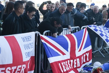 Cientos de seguidores del Leicester City se han congregado en los alrededores del King power Stadium para dar el último adiós al presidente del club, Vichai Srivaddhanaprabha