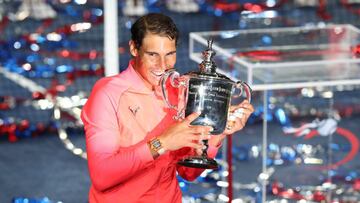 MCX001. New York (United States), 10/09/2017.- Rafael Nadal of Spain celebrates with the championship trophy after defeating Kevin Anderson of South Africa to win the US Open Tennis Championships men's final round match at the USTA National Tennis Center in Flushing Meadows, New York, USA, 10 September 2017. The US Open runs through September 10. (España, Abierto, Tenis, Nueva York, Sudáfrica, Estados Unidos) EFE/EPA/DANIEL MURPHY *** Local Caption *** 53000073